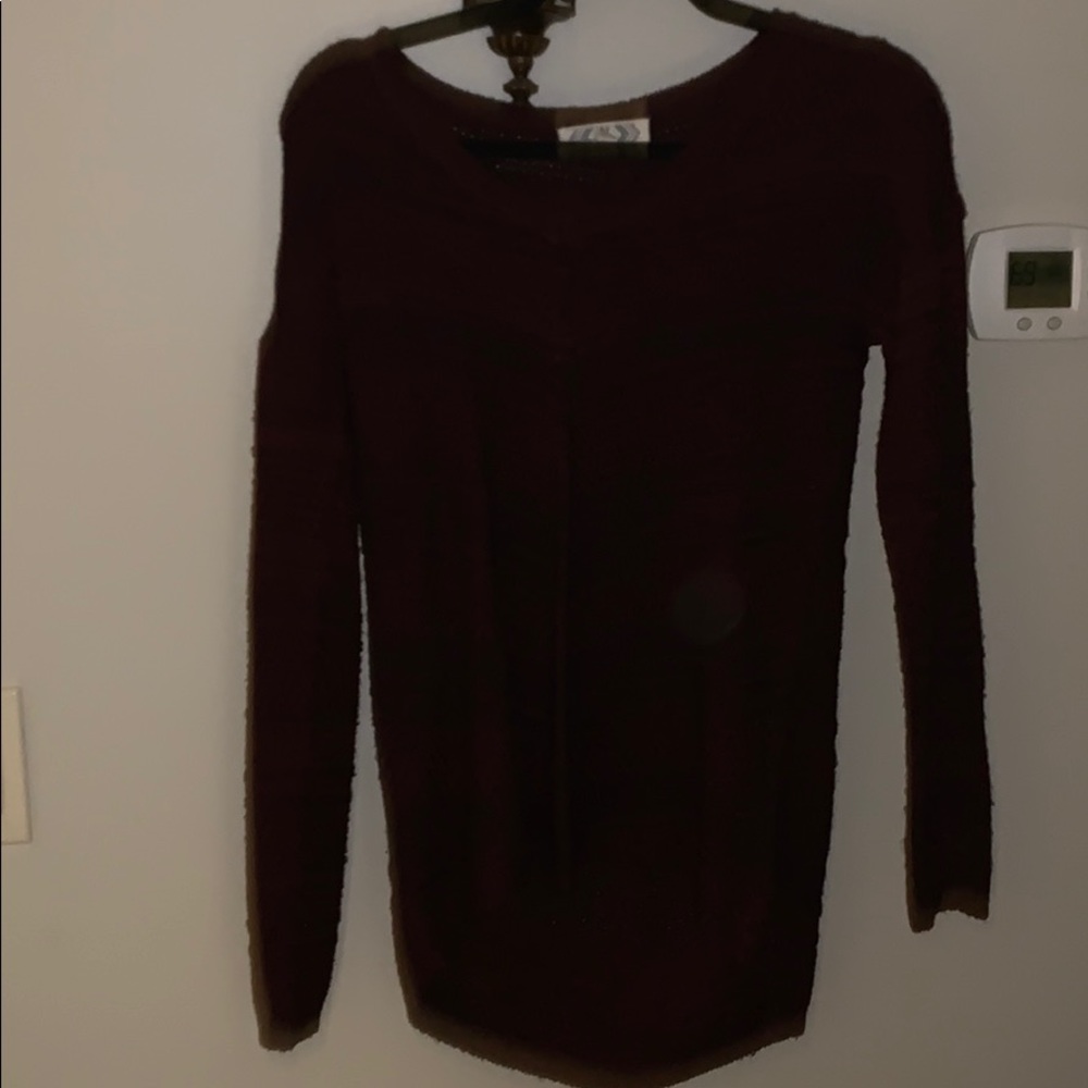burgundy sweater with v-print